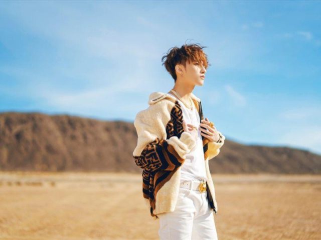 Một người mẫu nam với kiểu tóc mohican uốn phồng cá tính