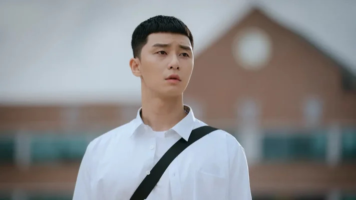 Nam diễn viên Hàn Quốc với kiểu tóc lính thủy đánh bộ kết hợp mái dài, thể hiện phong cách trẻ trung và lãng tử.