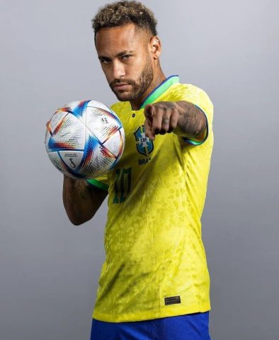 Neymar trong trang phục thi đấu, với một trong những kiểu tóc Neymar 2015 ấn tượng.