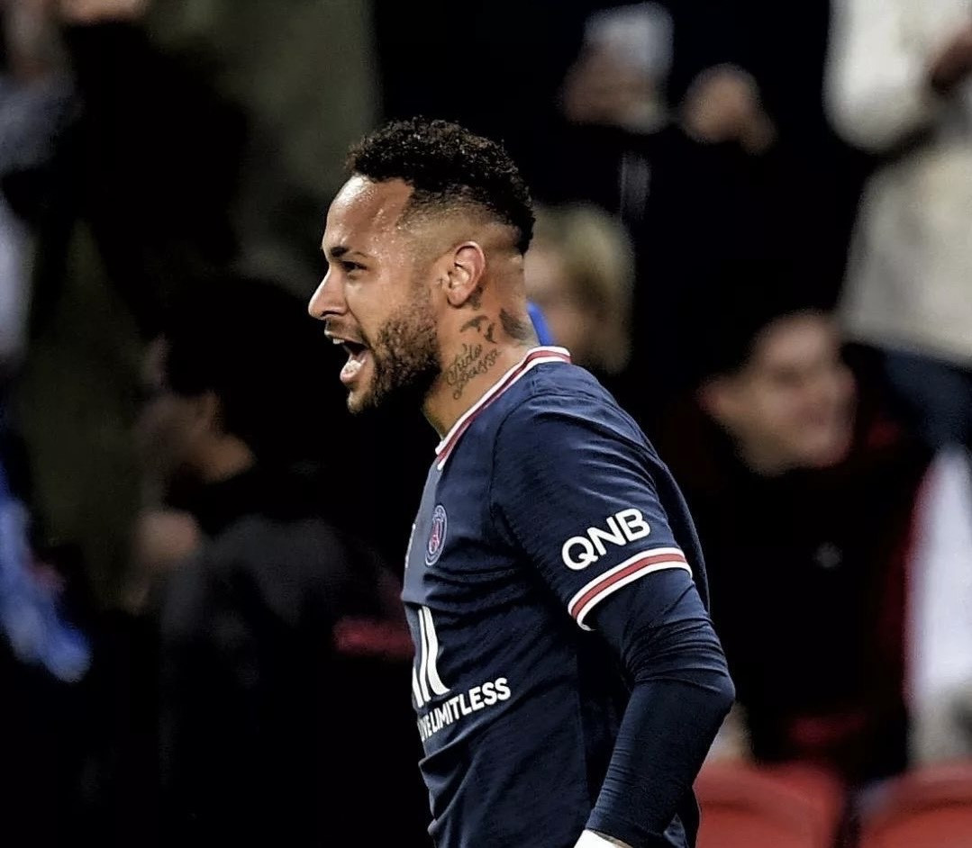 Neymar tự tin khoe kiểu tóc Mohawk 2015 trên sân cỏ.