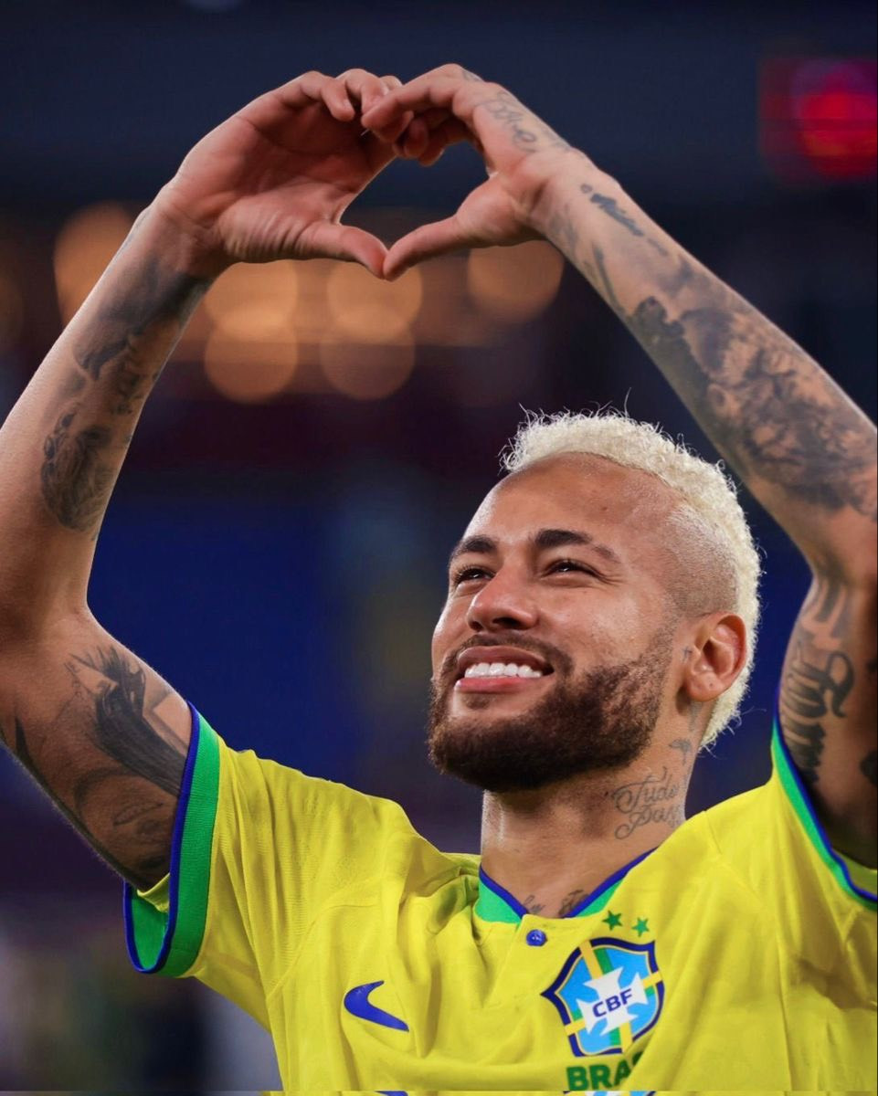 Neymar với mái tóc bạch kim và nụ cười rạng rỡ.