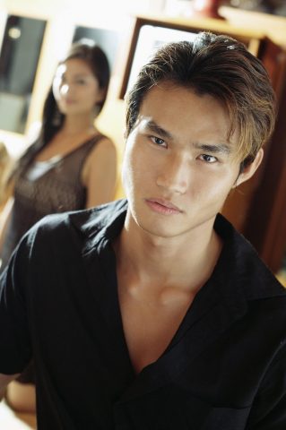 Người đàn ông châu Á với mái tóc đen và tóc nâu nổi bật cho nam giới