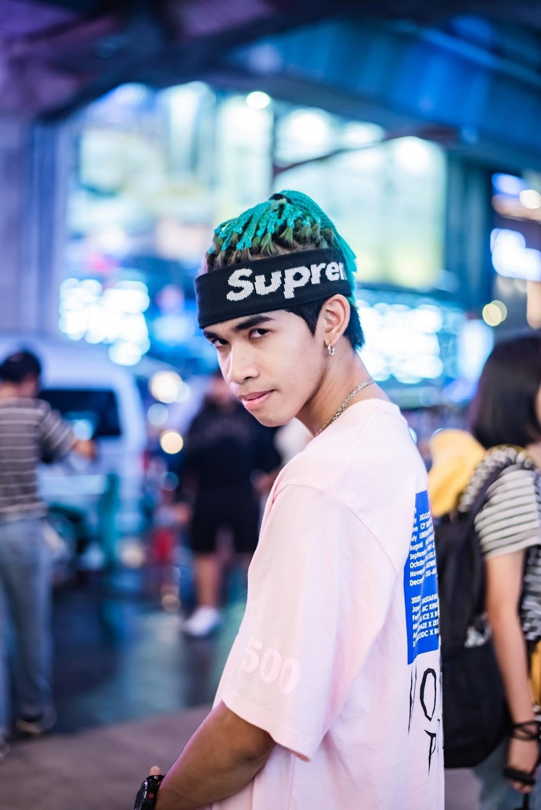 Người đàn ông châu Á với mái tóc màu mặc áo sơ mi trắng