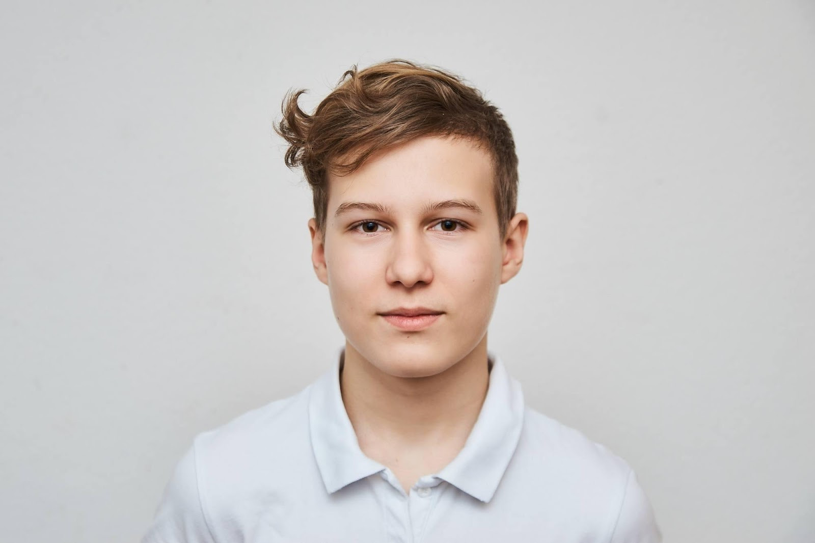 Người đàn ông da trắng với mái tóc vàng và nâu