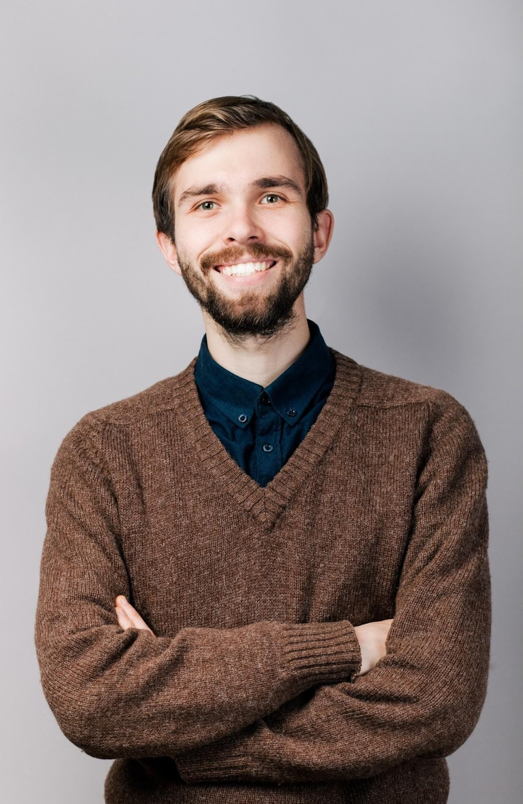 Người đàn ông da trắng với những vệt vàng trên mái tóc đen