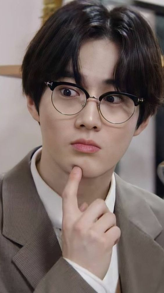 Người đàn ông đang chia đường ngôi giữa để tạo kiểu tóc chẻ ngôi nam