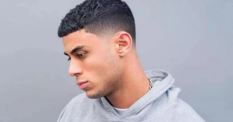 Người đàn ông với kiểu tóc Buzz Cut kết hợp fade cao, tạo vẻ ngoài sắc sảo và hiện đại