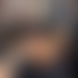 Người đàn ông với kiểu tóc ivy side part hiện đại