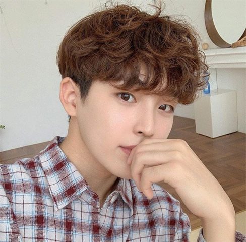 Người đàn ông với kiểu tóc uốn lạnh nhẹ nhàng