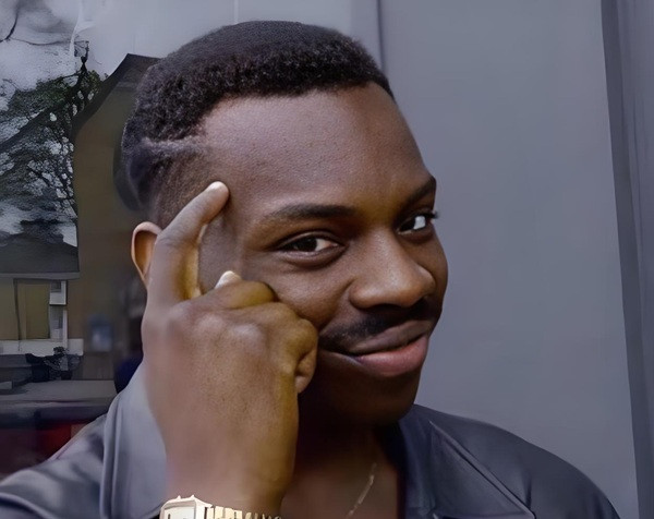 Người phụ nữ da đen tóc ngắn với biểu cảm hoài nghi