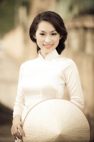 Người phụ nữ Hà Nội duyên dáng với mái tóc dài truyền thống và áo dài