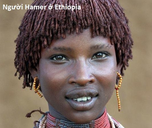 Người phụ nữ Himba với mái tóc tết cầu kỳ và trang sức truyền thống