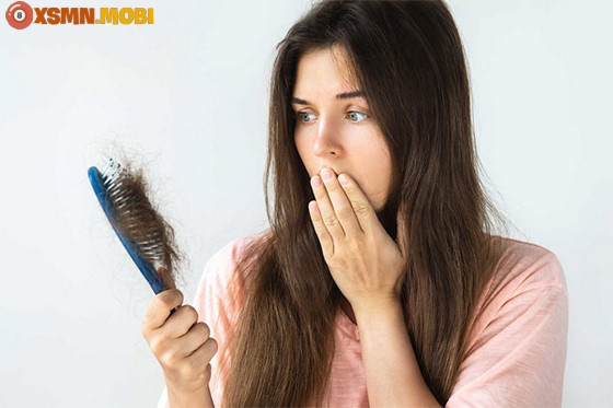 Người phụ nữ lo lắng về mái tóc rụng