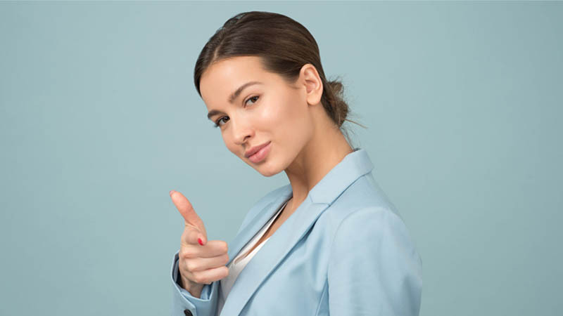 Người phụ nữ tự tin với thần thái rạng rỡ và kiểu tóc phù hợp