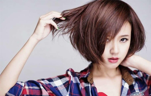 Người phụ nữ với kiểu tóc vic ngắn cổ điển màu nâu