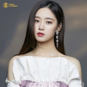 Người phụ nữ với tóc dài duỗi thẳng rẽ ngôi, tôn lên vẻ thanh thoát của khuôn mặt trái xoan trán cao