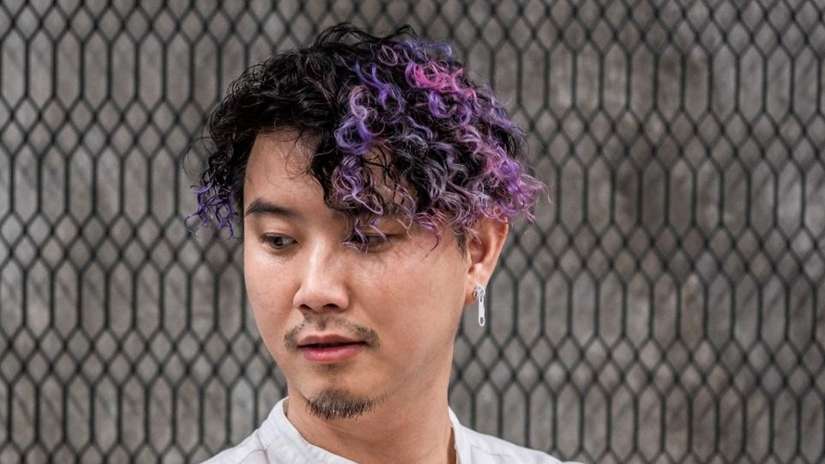Nhuộm highlight tóc ngắn nam màu ánh tím huyền ảo, độc đáo