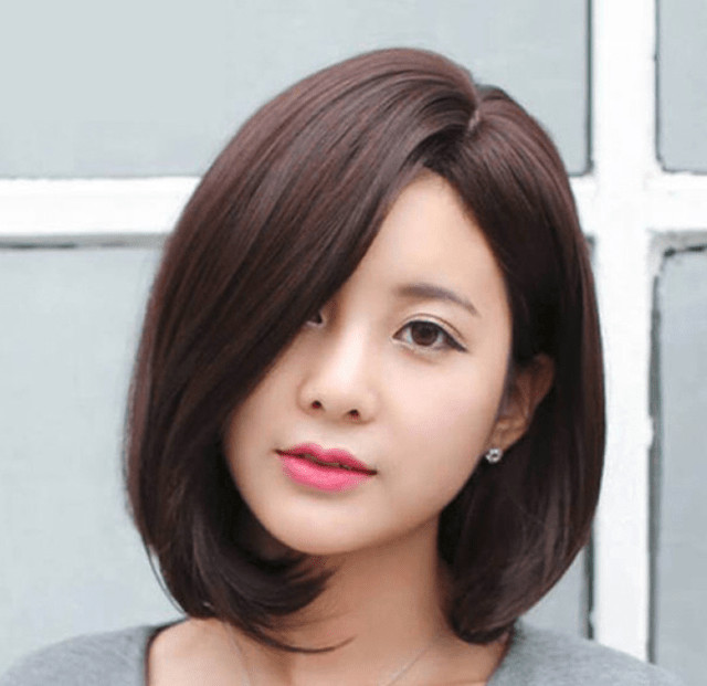 Nữ 40 tuổi với kiểu tóc ngắn ngang vai uốn nhẹ, thanh lịch