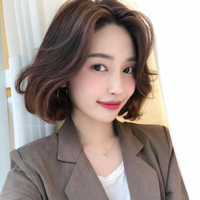 Nữ 40 tuổi với tóc bob uốn nhẹ nhàng, dễ chăm sóc