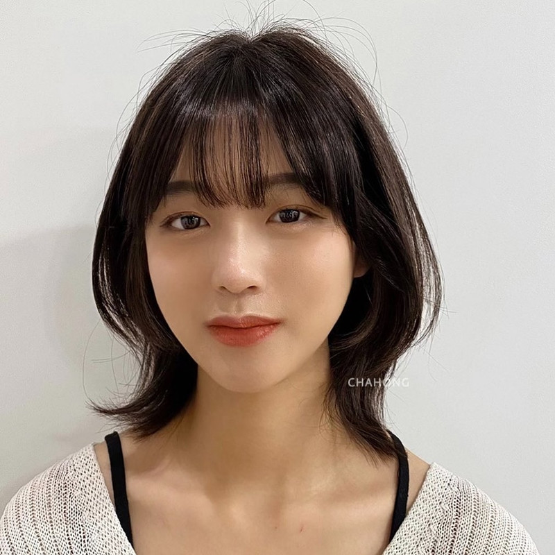 Nữ 40 tuổi với tóc ngắn mái thưa che đi khuyết điểm trán cao