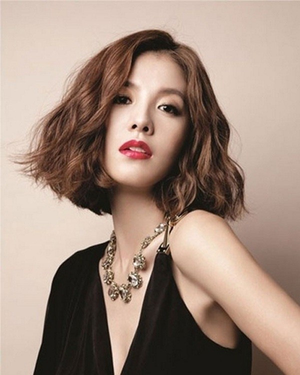 Nữ 40 tuổi với tóc ngắn xoăn sóng tự nhiên, đầy sức sống