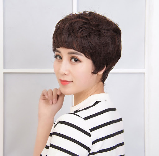 Nữ 40 tuổi với tóc tém pixie cá tính, tôn lên đường nét gương mặt