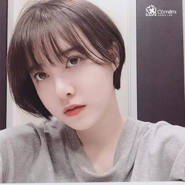 Nữ giới tóc bob ngắn ngang cằm với phần mái thưa, tạo vẻ đẹp dịu dàng và che khuyết điểm hiệu quả