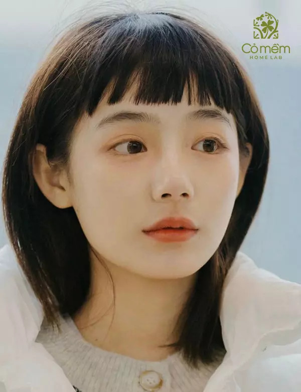 Nữ giới tóc mullet cá tính kết hợp mái ngố đáng yêu, phù hợp với khuôn mặt dài và tạo sự cân đối