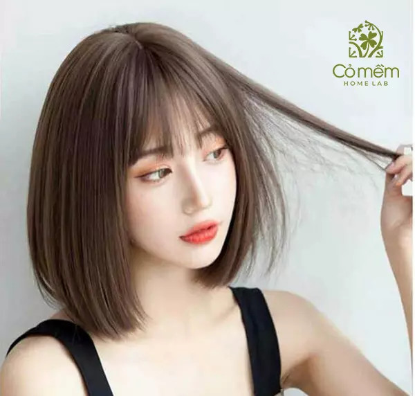 Nữ giới tóc ngắn ép cụp kiểu dáng layer phía sau, với phần mái bay tinh tế che đi khuyết điểm gương mặt tròn