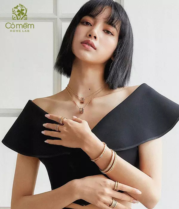 Nữ giới tóc ngắn ép thẳng ngang vai, như phong cách Lisa, toát lên vẻ sang chảnh