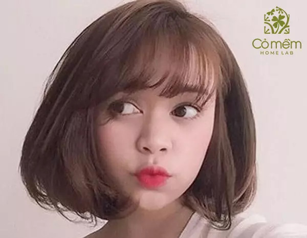 Nữ giới tóc ngắn uốn chữ C tạo độ phồng ôm mặt, phù hợp với những cô nàng có gương mặt tròn
