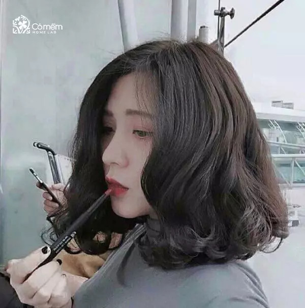 Nữ giới tóc ngắn uốn xoăn phồng, giúp che đi các khuyết điểm trên mặt, tạo sự cân đối