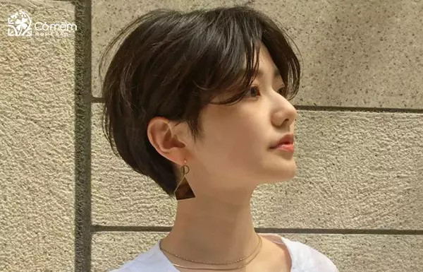Nữ giới tóc pixie cá tính và trẻ trung, ôm sát gương mặt, thể hiện sự năng động