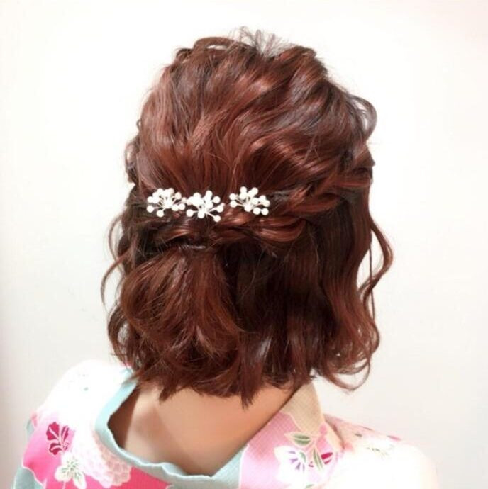 Nữ giới với kiểu tóc ngắn thanh lịch kết hợp kimono