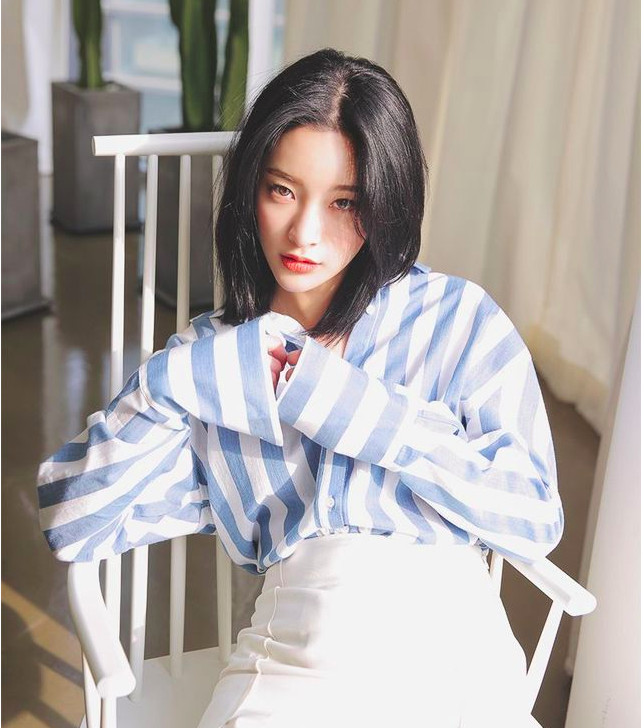 Nữ idol Hàn Quốc với mái tóc ngắn đen thẳng mượt, gương mặt thanh thoát, thể hiện sự sang trọng, hiện đại.