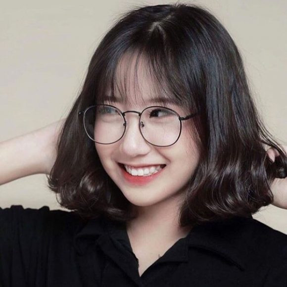 Nữ sinh tươi tắn với mái tóc ngắn và kính, vẻ đẹp rạng rỡ