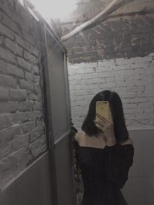 Nữ sinh với mái tóc ngắn thẳng tự nhiên, phần mái lưa thưa che phủ gương mặt đáng yêu