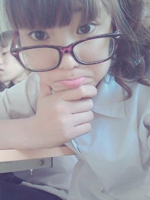 Nữ sinh xinh đẹp và đáng yêu với mái tóc ngắn và kính