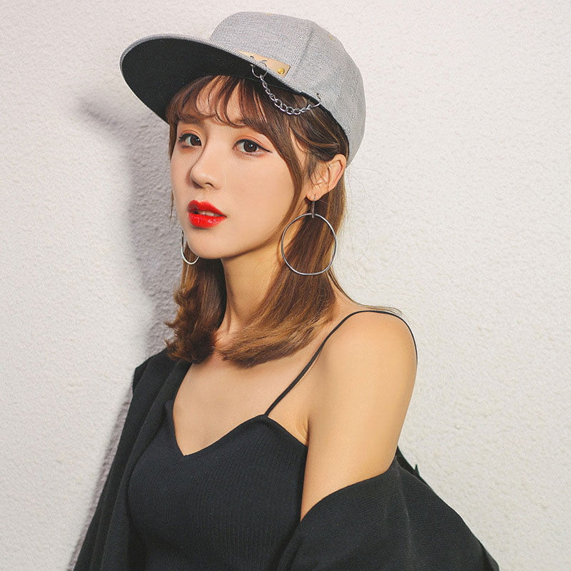 Nữ tính và sành điệu với tóc bob ngắn và mũ snapback đen.