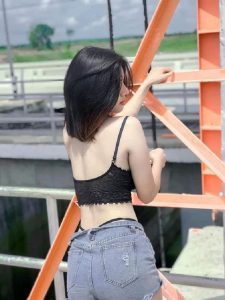 Phía sau của cô gái với mái tóc ngắn uốn cụp nhẹ, tạo dáng thanh thoát