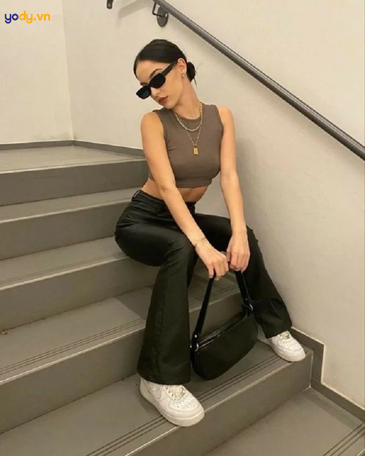 Phối áo ba lỗ cùng quần ống rộng