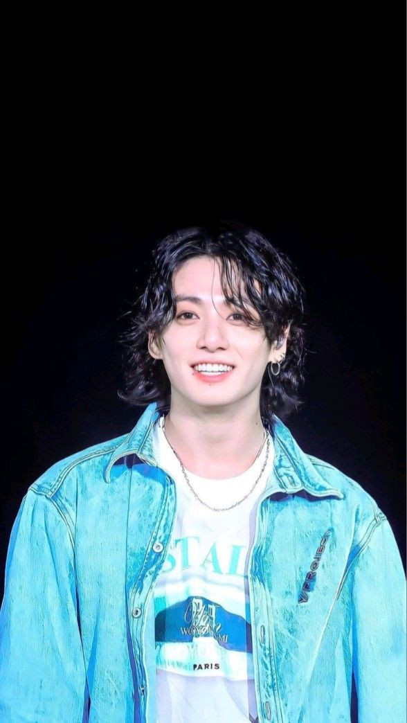 Phong cách tóc chẻ ngôi nam uốn xoăn nhẹ nhàng đầy cuốn hút