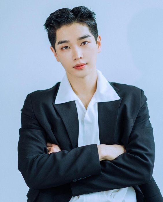 Phong cách tóc chẻ ngôi Undercut gọn gàng hai bên