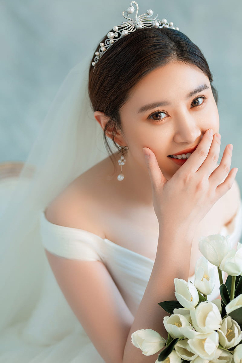 Phụ kiện đính đá lấp lánh trên mẫu tóc cô dâu tóc ngắn