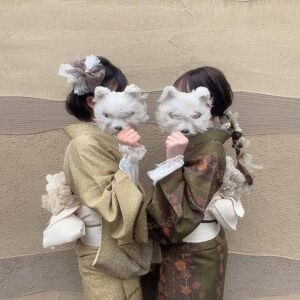 Phụ nữ mặc kimono truyền thống với mái tóc gọn gàng