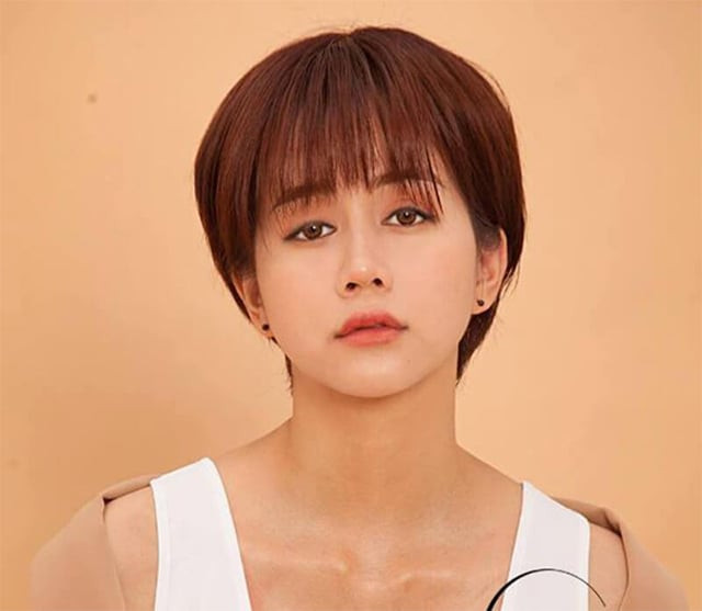 Phụ nữ trẻ với kiểu tóc vic ngắn bất đối xứng sáng màu
