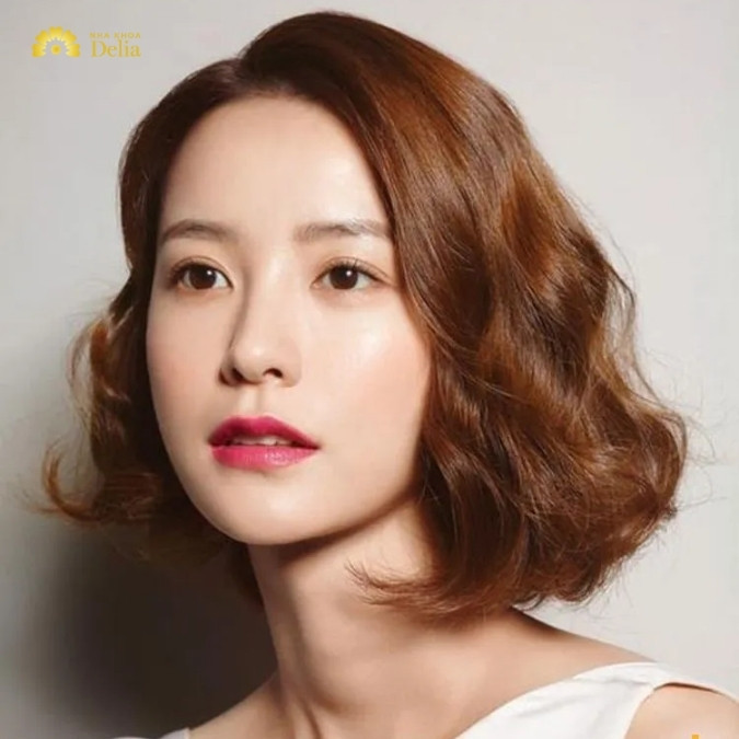 Phụ nữ trung niên với kiểu tóc uốn phồng rẽ ngôi, toát lên vẻ đẹp quý phái, là gợi ý cho kiểu tóc nữ năm 2024.