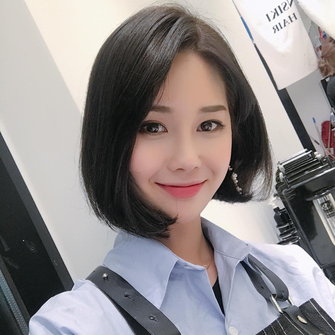 Phụ nữ trung niên với tóc bob uốn cụp mái chéo sang trọng