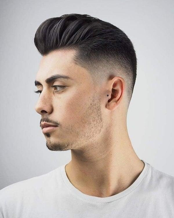 Pompadour vuốt ngược ra sau tạo khối, giúp khuôn mặt nam giới trông dài hơn