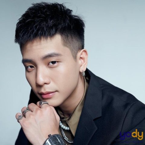 Quân IP với kiểu tóc Mohican nam tính, gương mặt điển trai